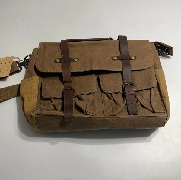 Tas kerja dari kanvas dengan aksen kulit asli